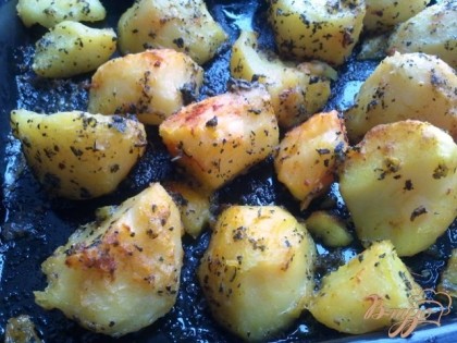 Противень смазываем растительным маслом, выкладываем картошечку и ставим в разогретую до 220 градусов духовку на 30 минут (время зависит от сорта и величины картофеля).
