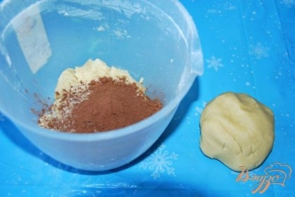 Тесто разделить на две части.Миндаль измельчить блендером.Добавить 50 гр миндаля, какао, молоко и миндальную эссенцию в одну часть теста.