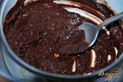 Масло (20 гр) и шоколад растопить на водяной бане, добавить измельчённый миндаль (20 гр). Перемешать.