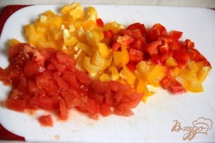 Перцы и помидоры очистить от семян, нарезать мелкими кубиками.