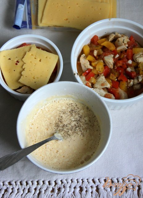 Формочки для запекания смазать маслом, выложить первым слоем куриное филе с овощами.Вторым - порезанный пластинами сыр.
