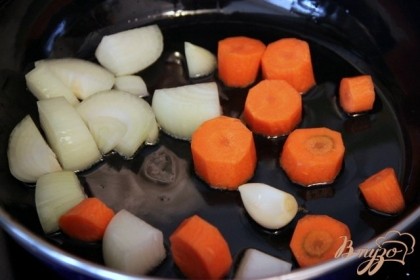 Лук, морковь порезать крупно, целые зубочки чеснока обжарить до полуготовности, добавить специи, вино, уксус, масло, прокипятить