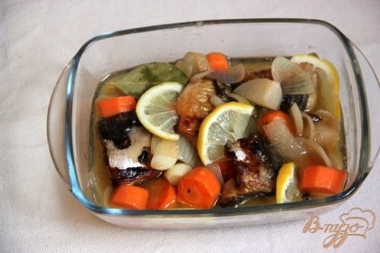 Переложить рыбу с маринадом в лоток, добавить лимон и оставить на сутки в холодильнике для созревания.