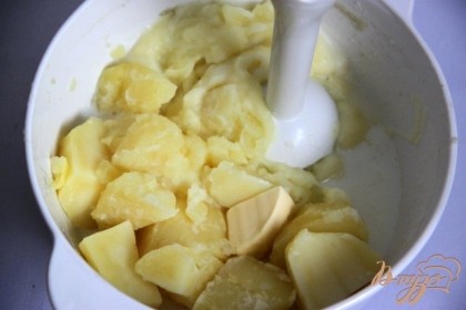 Слить картофельный отвар. Убрать петрушку,лавровый лист, чеснок и лук .Добавить сливочное масло и горячее молоко - размять в пюре.