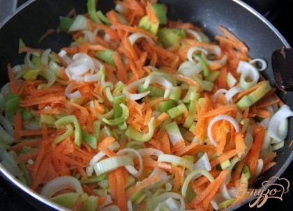 Лук и морковь для суфле (натереть, нарезать) обжарить на растительном масле.