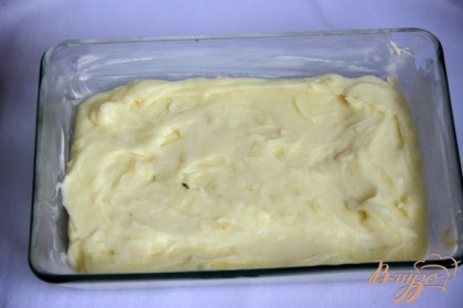 Форму для запекания смазать сливочным маслом, выложить картофельное пюре, разровнять.