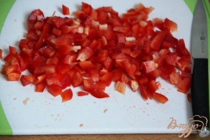 Нарезать небольшими кубиками болгарский перец.