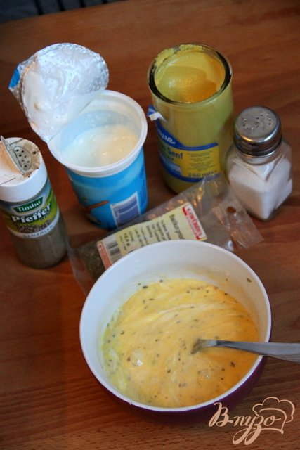 Заливка: взболтать яйца, сметану, горчицу, добавить соль, перец, сушеный базилик.