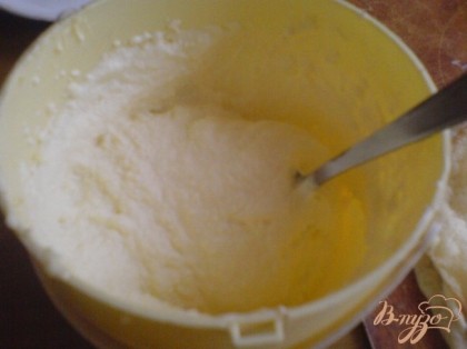 Для крема взбить сливочное масло, постепенно вводя сгущёное молоко и сметану.