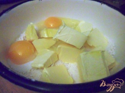 Просеять муку с разрыхлителем. Добавить сахарный песок, яйца, размягчённое сливочное масло и замесить тесто.