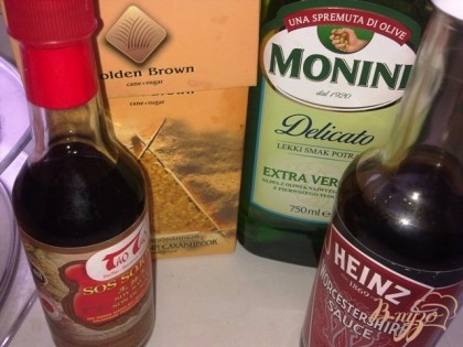 Для маринада нам понадобится оливковое масло, коричневый сахар, соевый, вустерский соус и сладкий чили