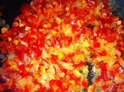 К луку добавляем перец, солим и перчим по вкусу, немного обжариваем, а затем тушим до готовности овощи.