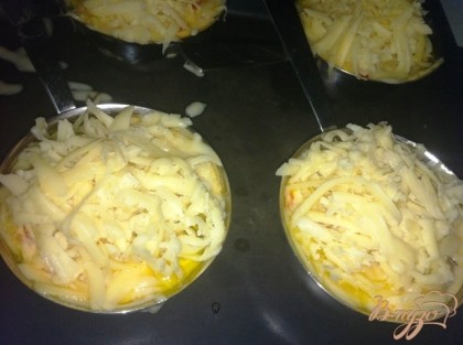Трем сыр на крупную терку. Через 15 минут достаем жульен и посыпаем обильно сыром. Ставим опять в духовку на пару мину до полного расплавления сыра.