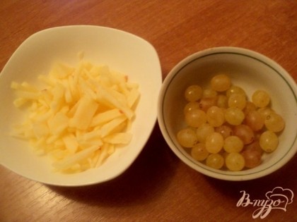 Яблоко очистить от кожицы и семян ( одну четвертинку оставить для украшения), порезать пластинками и немного полить соком лимона, что бы не потемнели. Виноград оборвать с кисточки.