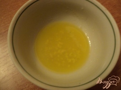 Для  заправки смешать лимонный сок с растительным маслом, сахаром, перцем,  солью по вкусу, и измельченным зубчиком чеснока.