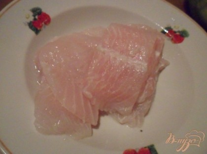 Размороженное филе рыбы порционно порезать и сбрызнуть уксусом.