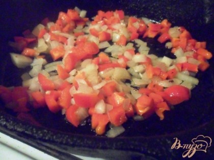 В сковороде разогреть растительное масло. обжарить на нём лук и болгарский перец до прозрачности лука. Остудить.