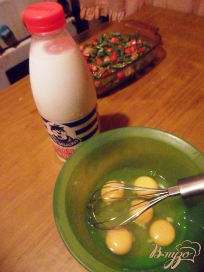 В отдельной миске взбить яйца с молоком и солью.