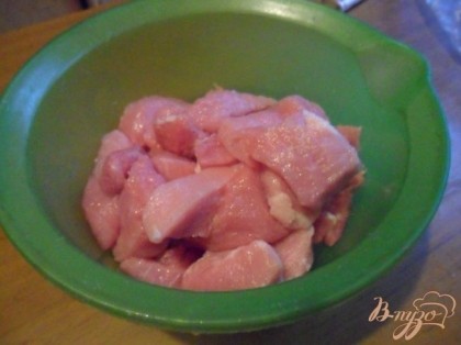 Свинину вымыть, обсушить и нарезать мелкими кусочками. В сковороде разогреть растительное масло и обжарить свинину.