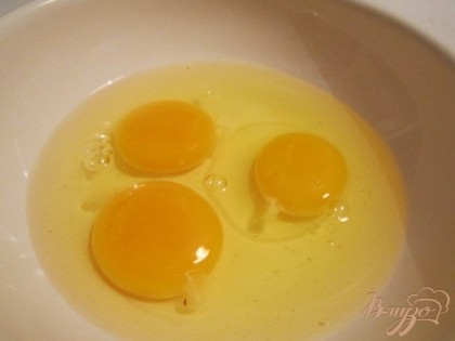 Для приготовления блинчиков яйца разбить в мисочку и хорошо размешать венчиком.
