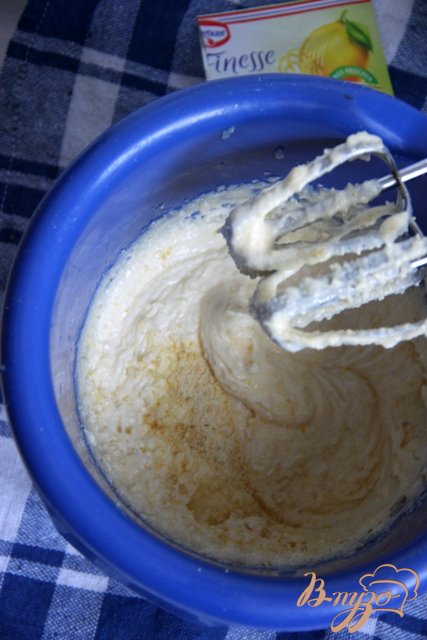 Для коржа соединить все ингредиенты (муку,яйца, сахар- 0,5 стак.,тыкву, разрыхлитель теста,сметану, щепотку соли) и просто размешать.