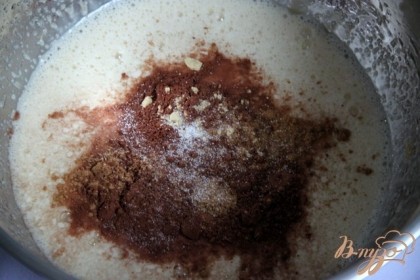 добавить пряности, какао, соль, ванильный сахар.
