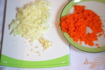 Мелко нарезать лук и чеснок, морковь натереть на мелкой тёрке.