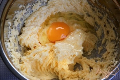 Мягкое сливочное масло (маргарин) взбить с сахаром до пышной массы, по одному добавить яйца, щепотку соли.