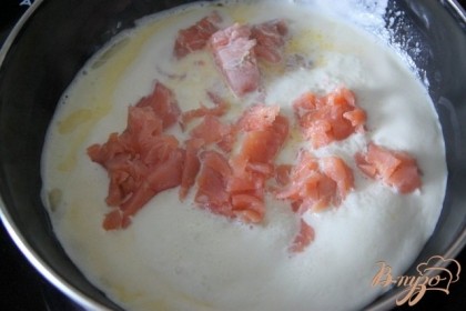 Как только сливки закипят, добавить порезанный ломтиками копчёный лосось, поперчить,добавить щепотку мускатного ореха. Влить водку. Дать соусу покипеть 2-3 минуты и сняить сковороду с огня.