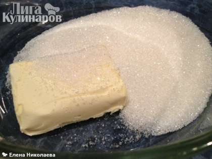 Берем размягченное сливочное масло, высыпаем в него сахарный песок