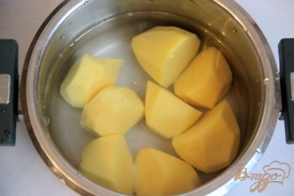Картофель помыть и очистить. В кастрюлю налить холодную воду, посолить, добавить картофель. Поставить на огонь и довести до кипения. Варить картофель 3 минуты с момента закипания воды, снять с огня.