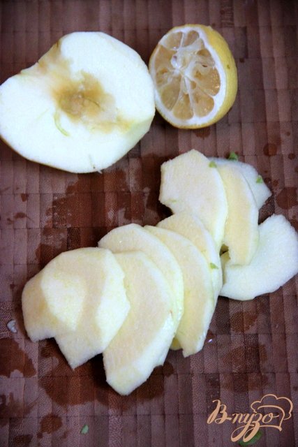 очищаем яблоко,нарезаем кусочками, сбрызгиваем лимонным соком.