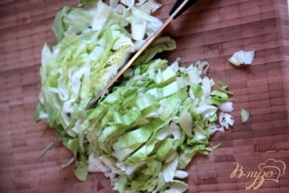 Нарезаем салат.