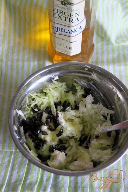  Добавить оливки и огурец, измельченный чеснок (по деланию) и оливковое масло.
