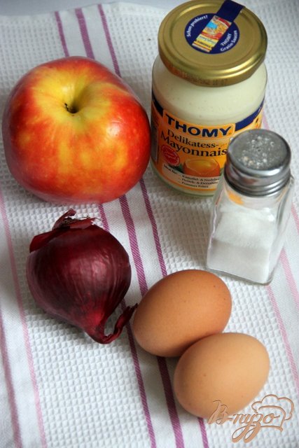 Приготовьте продукты: яйца отварите вкрутую, яблоко очистите. Лук желательно ошпарить.