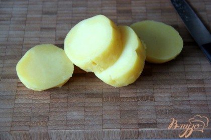 Готовый картофель остудить и порезать кружочками шириной 0,5-1 см.