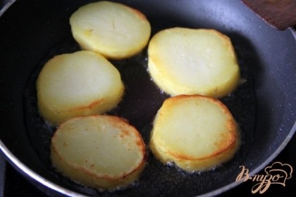 Обжарить картофель в небольшом количестве растительного масла до легкого румянца или корочки.