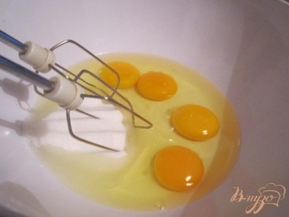 Яйца и сахар (60 гр.) взбить миксером до пышности