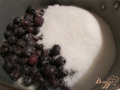 Чернику засыпать сахаром (40 гр.) поставить на огонь, чтобы сахар растаял.Затем спюревать ягоды и добавить набухший желатин. Дать массе немного провариться и затем остудить.