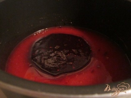 Отдельно развести желатиновую заливку для тортов, нагреть и добавить остатки ягодного пюре.