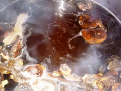 Ставим варить грибы на один час в конце добавляем говяжий бульон.