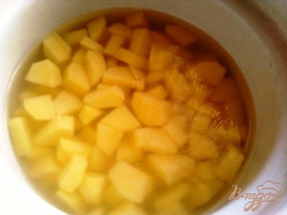 Чистим и нарезаем небольшим кубиком картофель, всыпаем в суп и варим около 20 минут.