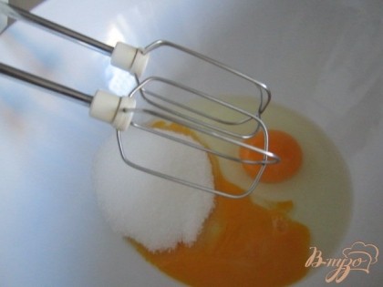 Яйцо и желток взбить с сахаром.