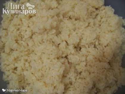 Рис отварить. Выложить в отдельную посуду, слегка посолить, добавить кунжутное масло и кунжутное семя. Рис не должен быть слишком разваренным.
