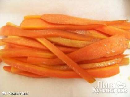 Отложить в сторонку, пусть немного остынет. Нарезать на полоски.  Морковь почистить, нарезать на полосы толщиной 5 мм на 5 мм. Слегка обжарить на растительном масле. Я еще добавляю капельку соевого соуса.