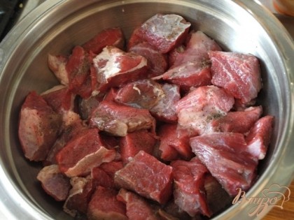 Мясо порезать крупными кусочками, поперчить, посолить и сложить в миску.