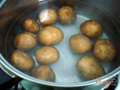 Картофель сварить в мундирах.