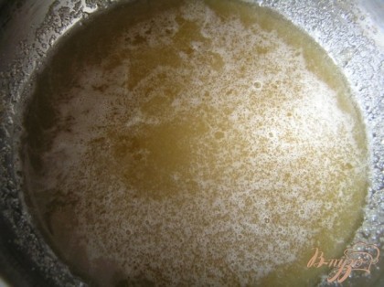 В кастрюльку налить сироп, добавить сахарную пудру и коричневый сахар, поставить на огонь. Помешивая, дождаться, чтобы сахар растворился.
