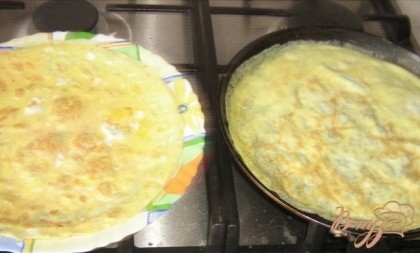 В отдельной тарелке взбить яйца,добавить соль и перец,затем 2 ч.л. крахмала и 1-2 стол.ложки растительного масла.Жарим блинчики (у меня получилось 5 штук).