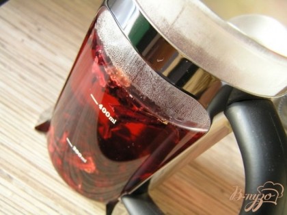 Чай каркаде (гибискус) залить кипятком, настоять 3 минуты